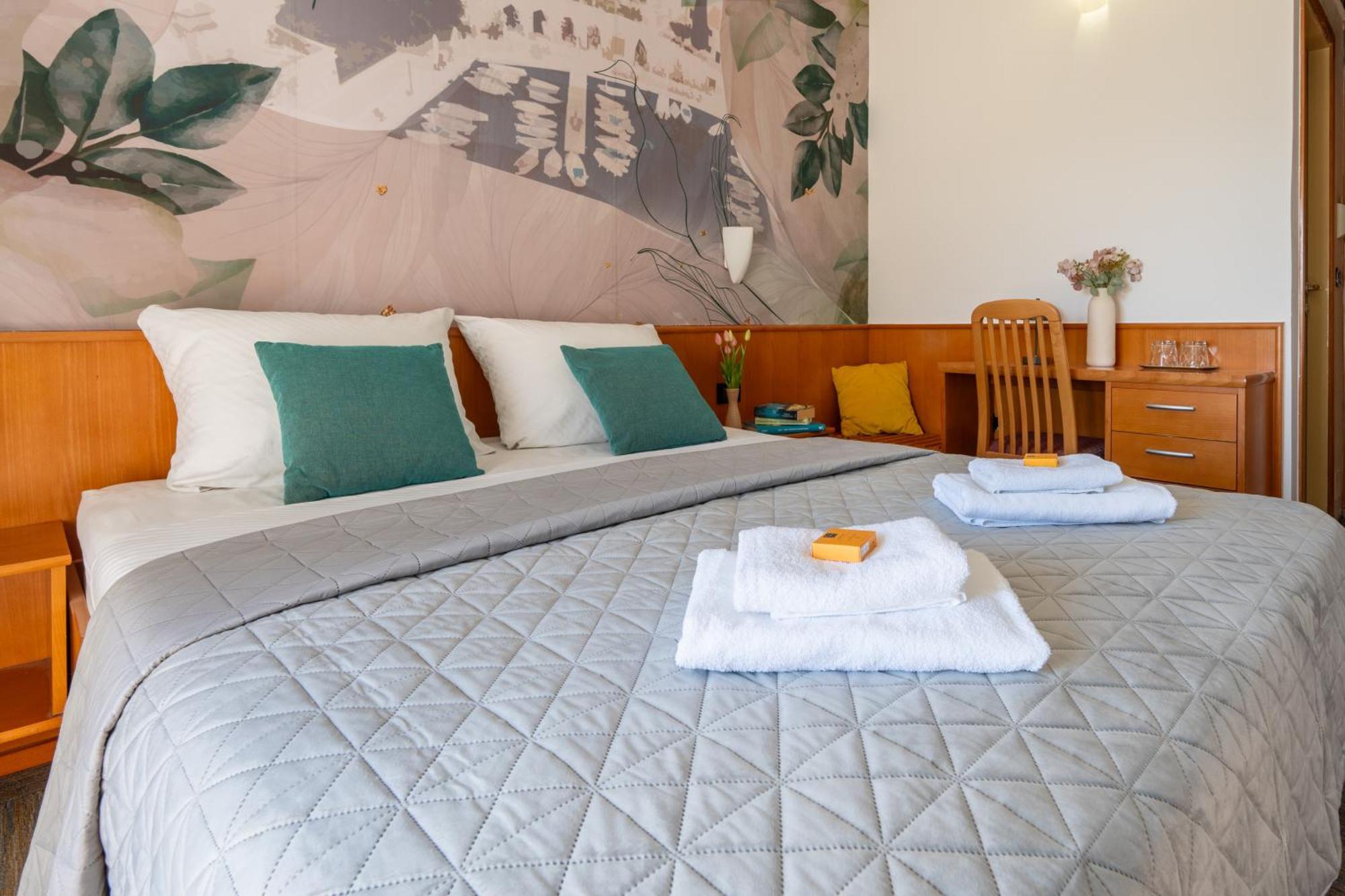 Newly Renovated Hotel Kastil Bol Ngoại thất bức ảnh